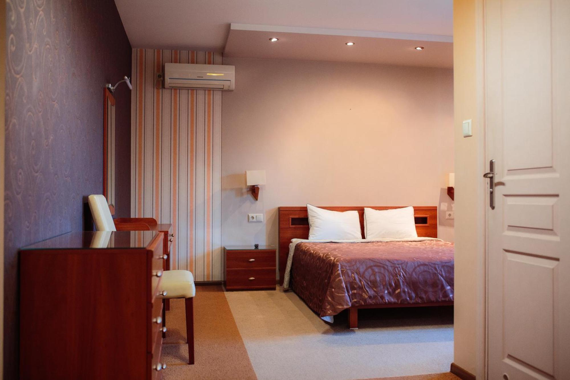 Euro Motel Lyuboml Екстериор снимка